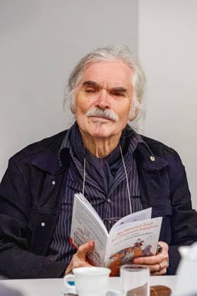 20.12.2025. Düsseldorf. Tea Time mit Leo Litz im Heinrich-Heine-Institut. Der aus Sankt Petersburg stammende Autor, Regisseur und Filmschauspieler Leo Litz liest aus seinem Buch Wie Väterchen Frost dem Osterhasen begegnete. Düsseldorf Heinrich-Heine-Institut, Nordrhein-Westfalen Deutschland