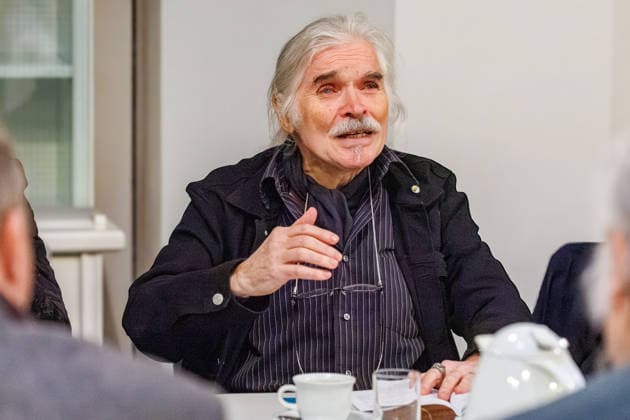 20.12.2025. Düsseldorf. Tea Time mit Leo Litz im Heinrich-Heine-Institut. Der aus Sankt Petersburg stammende Autor, Regisseur und Filmschauspieler Leo Litz liest aus seinem Buch Wie Väterchen Frost dem Osterhasen begegnete. Düsseldorf Heinrich-Heine-Institut, Nordrhein-Westfalen Deutschland