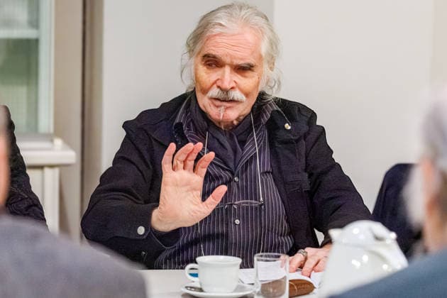 20.12.2025. Düsseldorf. Tea Time mit Leo Litz im Heinrich-Heine-Institut. Der aus Sankt Petersburg stammende Autor, Regisseur und Filmschauspieler Leo Litz liest aus seinem Buch Wie Väterchen Frost dem Osterhasen begegnete. Düsseldorf Heinrich-Heine-Institut, Nordrhein-Westfalen Deutschland