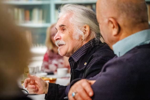 20.12.2025. Düsseldorf. Tea Time mit Leo Litz im Heinrich-Heine-Institut. Der aus Sankt Petersburg stammende Autor, Regisseur und Filmschauspieler Leo Litz liest aus seinem Buch Wie Väterchen Frost dem Osterhasen begegnete. Düsseldorf Heinrich-Heine-Institut, Nordrhein-Westfalen Deutschland