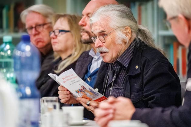 20.12.2025. Düsseldorf. Tea Time mit Leo Litz im Heinrich-Heine-Institut. Der aus Sankt Petersburg stammende Autor, Regisseur und Filmschauspieler Leo Litz liest aus seinem Buch Wie Väterchen Frost dem Osterhasen begegnete. Düsseldorf Heinrich-Heine-Institut, Nordrhein-Westfalen Deutschland
