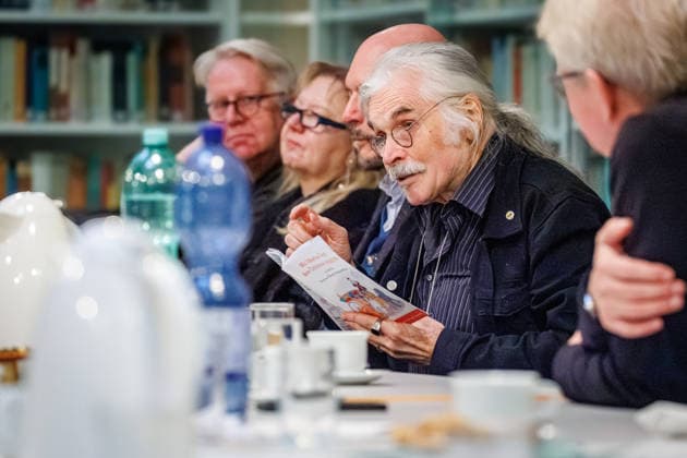 20.12.2025. Düsseldorf. Tea Time mit Leo Litz im Heinrich-Heine-Institut. Der aus Sankt Petersburg stammende Autor, Regisseur und Filmschauspieler Leo Litz liest aus seinem Buch Wie Väterchen Frost dem Osterhasen begegnete. Düsseldorf Heinrich-Heine-Institut, Nordrhein-Westfalen Deutschland