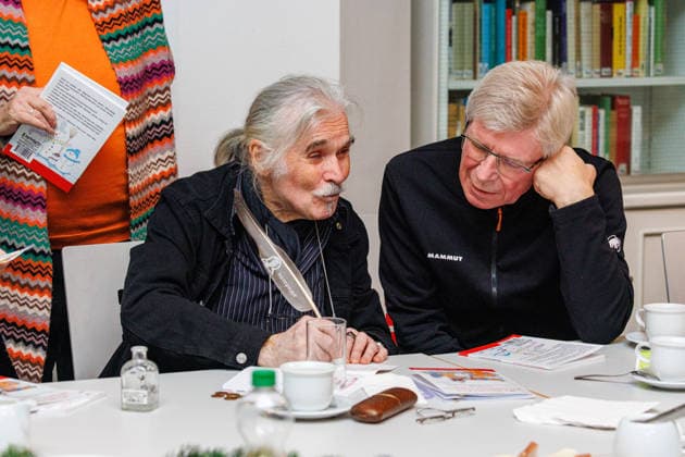20.12.2025. Düsseldorf. Tea Time mit Leo Litz (l) im Heinrich-Heine-Institut. Der aus Sankt Petersburg stammende Autor, Regisseur und Filmschauspieler Leo Litz liest aus seinem Buch Wie Väterchen Frost dem Osterhasen begegnete. Düsseldorf Heinrich-Heine-Institut, Nordrhein-Westfalen Deutschland