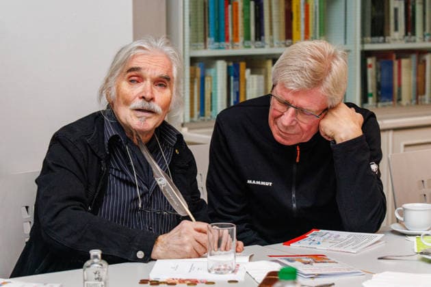 20.12.2025. Düsseldorf. Tea Time mit Leo Litz (l) im Heinrich-Heine-Institut. Der aus Sankt Petersburg stammende Autor, Regisseur und Filmschauspieler Leo Litz liest aus seinem Buch Wie Väterchen Frost dem Osterhasen begegnete. Düsseldorf Heinrich-Heine-Institut, Nordrhein-Westfalen Deutschland