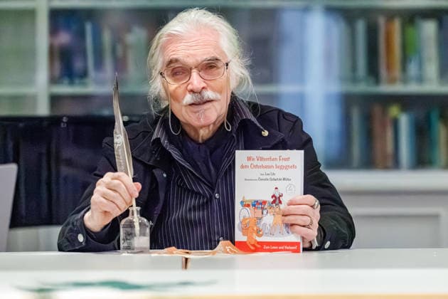 20.12.2025. Düsseldorf. Tea Time mit Leo Litz im Heinrich-Heine-Institut. Der aus Sankt Petersburg stammende Autor, Regisseur und Filmschauspieler Leo Litz liest aus seinem Buch Wie Väterchen Frost dem Osterhasen begegnete. Düsseldorf Heinrich-Heine-Institut, Nordrhein-Westfalen Deutschland
