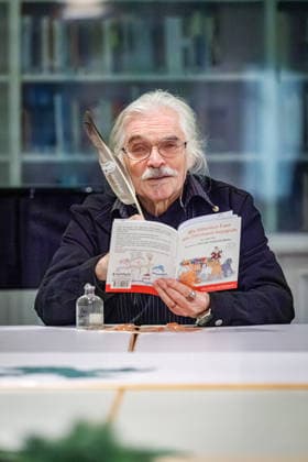 20.12.2025. Düsseldorf. Tea Time mit Leo Litz im Heinrich-Heine-Institut. Der aus Sankt Petersburg stammende Autor, Regisseur und Filmschauspieler Leo Litz liest aus seinem Buch Wie Väterchen Frost dem Osterhasen begegnete. Düsseldorf Heinrich-Heine-Institut, Nordrhein-Westfalen Deutschland