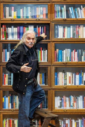 20.12.2025. Düsseldorf. Tea Time mit Leo Litz im Heinrich-Heine-Institut. Der aus Sankt Petersburg stammende Autor, Regisseur und Filmschauspieler Leo Litz liest aus seinem Buch Wie Väterchen Frost dem Osterhasen begegnete. Düsseldorf Heinrich-Heine-Institut, Nordrhein-Westfalen Deutschland