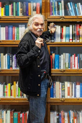 20.12.2025. Düsseldorf. Tea Time mit Leo Litz im Heinrich-Heine-Institut. Der aus Sankt Petersburg stammende Autor, Regisseur und Filmschauspieler Leo Litz liest aus seinem Buch Wie Väterchen Frost dem Osterhasen begegnete. Düsseldorf Heinrich-Heine-Institut, Nordrhein-Westfalen Deutschland