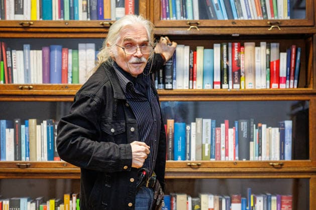 20.12.2025. Düsseldorf. Tea Time mit Leo Litz im Heinrich-Heine-Institut. Der aus Sankt Petersburg stammende Autor, Regisseur und Filmschauspieler Leo Litz liest aus seinem Buch Wie Väterchen Frost dem Osterhasen begegnete. Düsseldorf Heinrich-Heine-Institut, Nordrhein-Westfalen Deutschland