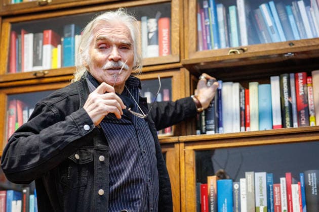 20.12.2025. Düsseldorf. Tea Time mit Leo Litz im Heinrich-Heine-Institut. Der aus Sankt Petersburg stammende Autor, Regisseur und Filmschauspieler Leo Litz liest aus seinem Buch Wie Väterchen Frost dem Osterhasen begegnete. Düsseldorf Heinrich-Heine-Institut, Nordrhein-Westfalen Deutschland