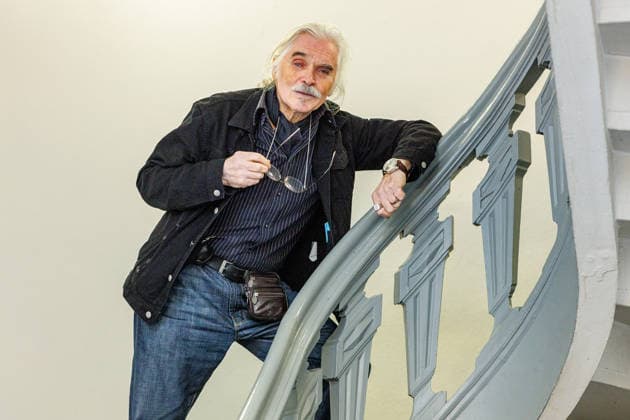 20.12.2025. Düsseldorf. Tea Time mit Leo Litz im Heinrich-Heine-Institut. Der aus Sankt Petersburg stammende Autor, Regisseur und Filmschauspieler Leo Litz liest aus seinem Buch Wie Väterchen Frost dem Osterhasen begegnete. Düsseldorf Heinrich-Heine-Institut, Nordrhein-Westfalen Deutschland