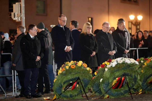 Friedrich Merz, Simone Borris und Reiner Haseloff bei einer Kranzniederlegung in Gedenken an die Opfer ein Jahr nach dem Anschlag auf den Weihnachtsmarkt vor der Johanniskirche. Magdeburg, 20.12.2025 *** Friedrich Merz, Simone Borris and Reiner Haseloff at a wreath-laying ceremony in memory of the victims one year after the attack on the Christmas market in front of St. Johns Church Magdeburg, 20 12 2025 Foto:xAgenturxWehnertx xGränzdörferx xFuturexImagex kranzniederlegung_5207