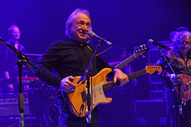 Trevor Horn and his Band performing at Shepherd™s Bush Empire LONDON, ENGLAND - DECEMBER 20: Lol Creme of ™Trevor Horn and his Band™ performing at Shepherd™s Bush Empire on December 20, 2025 in London, England. CAP MAR MAR Great Britain Copyright: xMartinxHarris CapitalxPicturesx