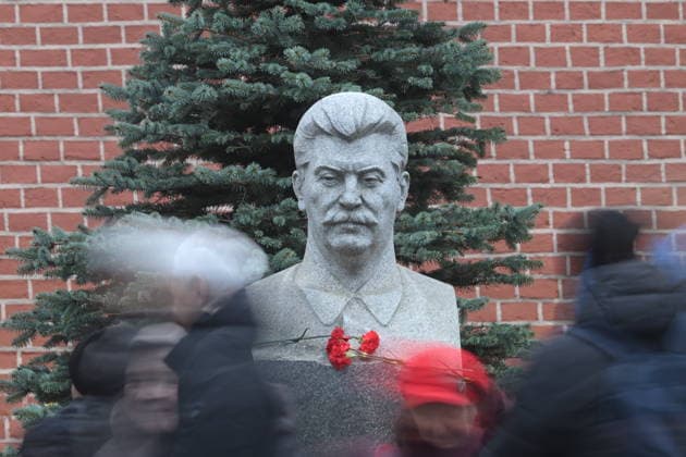News Bilder des Tages Russia Stalin Birth Anniversary 9077101 21.12.2025 Supporters of the Russian Communist Party take part in a flower laying ceremony at Joseph Stalin s grave by the Kremlin Wall to mark the 146th birth anniversary of the Soviet leader in Moscow, Russia. Kirill Kallinikov Sputnik Moscow Russia  Copyright: xKirillxKallinikovx