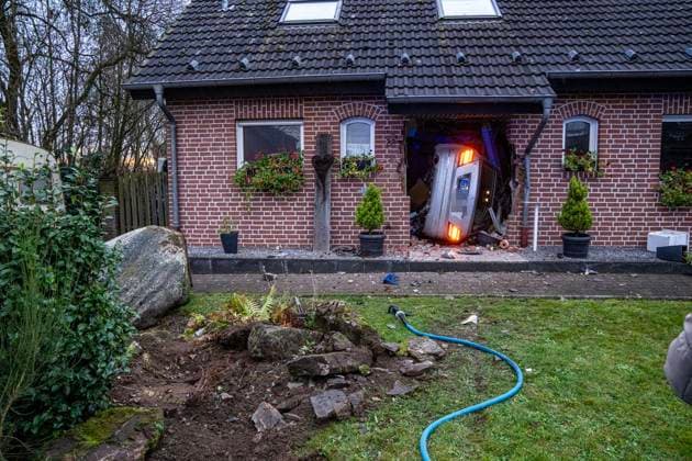 Auto kracht in Geldern in Haus ** NUR FÜR REDAKTIONELLE ZWECKE ** EDITORIAL USE ONLY **<p>Ein PKW steht am 20.12.2025 auf der Seite in einem Hausflur in Geldern. Vorher wurde ein 7 t schwerer Findling zur Seite geschoben. Foto : Arnulf Stoffel Funke Foto Services < p> Buntes Deutschland NRW Geldern Copyright: ArnulfxStoffel *** Car crashes into house in Geldern FOR EDITORIAL PURPOSES ONLY EDITORIAL USE ONLY p A car stands on its side in a hallway in Geldern on 20 12 2025 Before that, a 7-ton boulder was pushed aside Photo Arnulf Stoffel Funke Foto Services p Colorful Germany NRW Geldern Copyright ArnulfxStoffel Copyright: ArnulfxStoffel doc83sacrghjaw1szmsu3a ,EDITORIAL USE ONLY