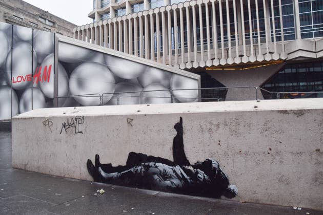 December 21, 2025, London, England, United Kingdom: A new artwork, suspected to be by elusive street artist Banksy, has appeared outside Centre Point and Tottenham Court Road Station. The artwork depicts two children lying on their backs and pointing upwards. The artwork has not yet been confirmed as a genuine Banksy. London United Kingdom - ZUMAv130 20251221_zip_v130_001 Copyright: xVukxValcicx