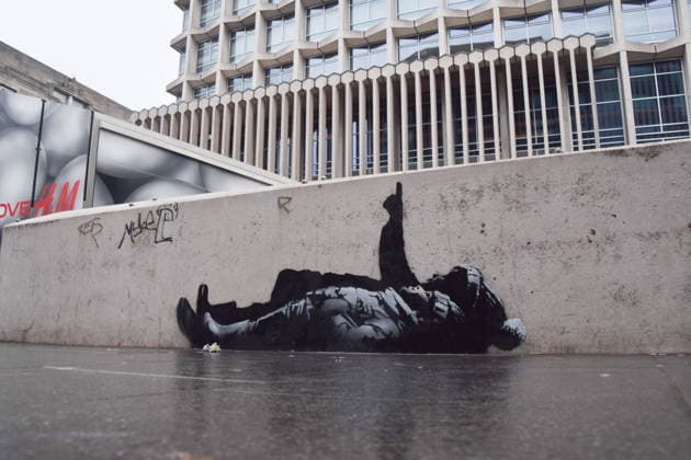 December 21, 2025, London, England, United Kingdom: A new artwork, suspected to be by elusive street artist Banksy, has appeared outside Centre Point and Tottenham Court Road Station. The artwork depicts two children lying on their backs and pointing upwards. The artwork has not yet been confirmed as a genuine Banksy. London United Kingdom - ZUMAv130 20251221_zip_v130_004 Copyright: xVukxValcicx