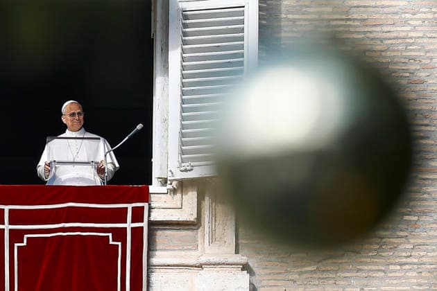 News Bilder des Tages December 21, 2025, Vatican City, ITALIA ROMA: Pope Leo XIV during the Angelus prayer, traditional Sunday s prayer, from the window of his office overlooking Saint Peter s Square, Vatican City, 21 December 2025. ANSA ANGELO CARCONI. Vatican City ITALIA ROMA  - ZUMAa110 20251221_zaf_a110_025 Copyright: xAngeloxCarconix