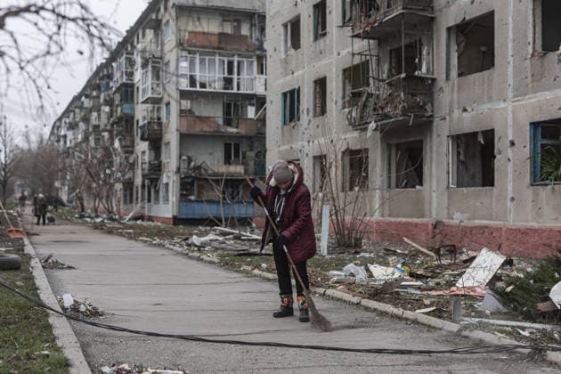 News Bilder des Tages Aftermath of Russian strike in Ukrainian city of Druzhkivka DRUZHKIVKA, UKRAINE - DECEMBER 21: Civilians clear debris after a Russian shelling of a residential area in Druzhkivka, Ukraine, 21 December 2025. Diego Herrera Carcedo Anadolu Donetsk Oblast Ukraine. Editorial use only. Please get in touch for any other usage.  Copyright: x2025xAnadoluxDiegoxHerreraxCarcedox