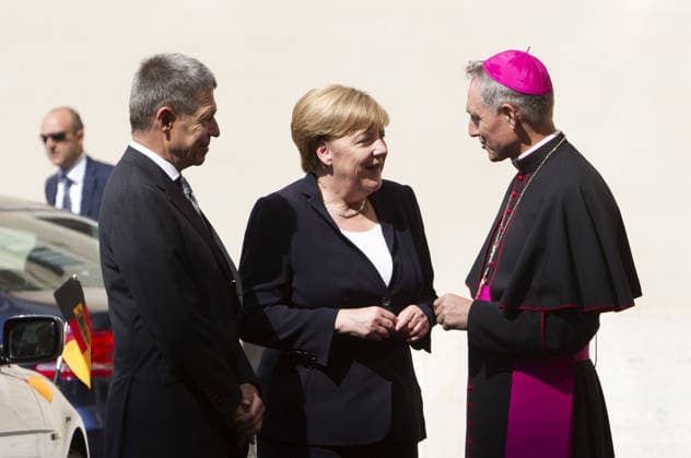German Chancellor Merkel arrives at Vatican VATICAN, JUNE 17: German Chancellor Angela Merkel (C) and her husband Joachim Sauer (L) are welcomed by Monsignor Georg Gaenswein (R) as they arrive at the Vatican for her audience with Pope Francis, on June 17, 2017. Holy See (Vatican City State) World. Editorial use only. Please get in touch for any other usage.  Copyright: x2025xAnadoluxRiccardoxDexLucax