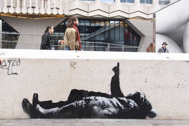 Suspected Banksy Appears at Tottenham Court Road, London, UK - 21 December 2025 A suspected Banksy artwork depicting children pointing up at the sky has appeared on Tottenham Court Road, London, England, UK on Sunday 21 December, 2025 with the Centre Point skyscraper tower in the background, a potential reference to the skyscraper s history of being an empty skyscraper for the rich that could have housed homeless people and to the homeless charity Centrepoint which was founded in protest at Centre Point., Credit:Justin Ng Avalon UK, England, London, Tottenham Court Road  Copyright: xJustinxNgx xAvalonx 1060846734