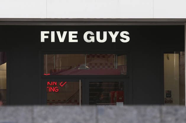 21.12.2025 , xsvx, Wirtschaft, Restaurant Five Guys, emwirt emonline, v.l. Das Logo Schriftzug des Fastfood Lokals Burgerladens Restaurant Five Guys in Karlsruhe Symbolfoto Symbolbild Karlsruhe *** 21 12 2025 , xsvx, Economy, Restaurant Five Guys, emwirt emonline, v l The logo lettering of the fast food restaurant Burgerladens Restaurant Five Guys in Karlsruhe Symbol photo Symbol image Karlsruhe