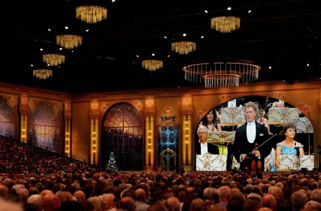 Entertainment Bilder des Tages MAASTRICHT Violinist and conductor Andre Rieu during the last of his six Christmas concerts at the MECC. Rieu is accompanied by his Johann Strauss Orchestra, soloists, dancers, and skaters. ANP IRIS VAN DEN BROEK netherlands out - belgium out  Copyright: xx x545521732x originalFilename: 545521732.jpg