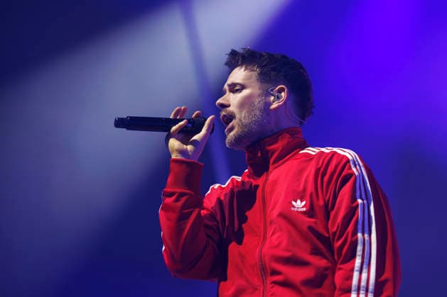 Sänger Johannes Strate von der Band Revolverheld bei einem Konzert im Rahmen ihrer Tour im Palladium. Köln, 21.12.2025 NRW Deutschland Copyright: xChristophxHardtx