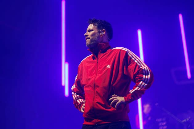 Sänger Johannes Strate von der Band Revolverheld bei einem Konzert im Rahmen ihrer Tour im Palladium. Köln, 21.12.2025 NRW Deutschland Copyright: xChristophxHardtx
