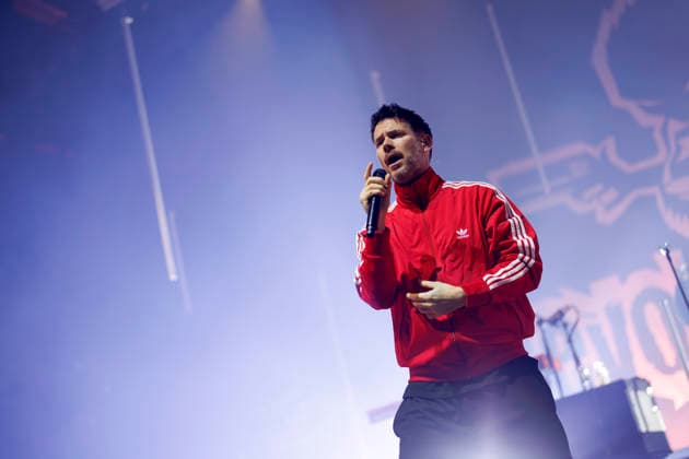 Sänger Johannes Strate von der Band Revolverheld bei einem Konzert im Rahmen ihrer Tour im Palladium. Köln, 21.12.2025 NRW Deutschland Copyright: xChristophxHardtx