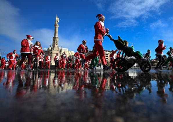 (251222) -- MADRID, Dec. 22, 2025 -- Runners in Santa Claus costumes attend a Christmas-themed running event in Madrid, Spain, Dec. 21, 2025. ) SPAIN-MADRID-SANTA CLAUS-RUNNING ChengxMin 