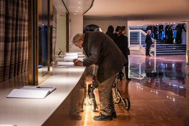 AMSTERDAM Signing of the book of condolence during the public farewell for Hans van Manen at the Dutch National Opera & Ballet. Choreographer Van Manen has passed away at the age of 93. ANP DINGENA MOL netherlands out - belgium out  Copyright: xx x545561113x originalFilename: 545561113.jpg