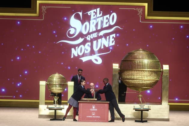 Celebration of the Extraordinary Draw of the Christmas Lottery 2025 Two children of the San Ildefonso School, sing the winning numbers during the celebration of the Extraordinary Draw of the Christmas Lottery 2025, at the Royal Theater, on December 22, 2025, in Madrid Spain The 2025 Extraordinary Christmas Lottery Draw consists of 198 series and each series has 100 000 tickets The total amount of the issue is 3 960 million euros and 70 of the issue is destined to prizes 2 772 million euros Each series distributes 14 million euros in prizes and in total 30 301 920 prizes are distributed during a draw that lasts approximately four hours 22 DECEMBER 2025 Madrid Madrid Madrid Spain  Copyright: xEduardoxParrax 7183454