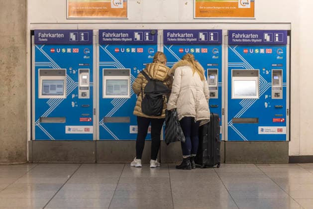 Fahrkartenautomat am Flughafen Stuttgart mit Reisenden. 15.12.2025. Stuttgart, Baden-Württemberg, Deutschland *** Ticket machine at Stuttgart Airport with travelers 15 12 2025 Stuttgart, Baden Württemberg, Germany