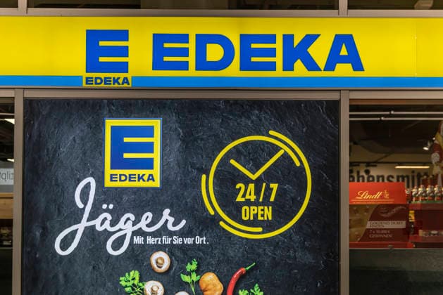 Supermarkt der Marke EDEKA am Flughafen Stuttgart. Geöffnet ist er rund um die Uhr an sieben Tagen in der Woche 24 7. 15.12.2025. Stuttgart, Baden-Württemberg, Deutschland