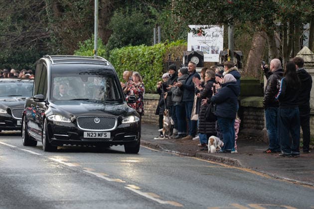 The funeral procession of Gary Mani Mounfield, Bass Player in the Stone Roses and Primal Scream, makes its way through Heaton Moor, Stockport on 22 December 2025. 22 12 2025 Stockport Greater Manchester England Heaton Moor  Copyright: xMattxWilkinsonx