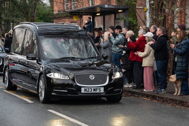 The funeral procession of Gary Mani Mounfield, Bass Player in the Stone Roses and Primal Scream, makes its way through Heaton Moor, Stockport on 22 December 2025. 22 12 2025 Stockport Greater Manchester England Heaton Moor  Copyright: xMattxWilkinsonx