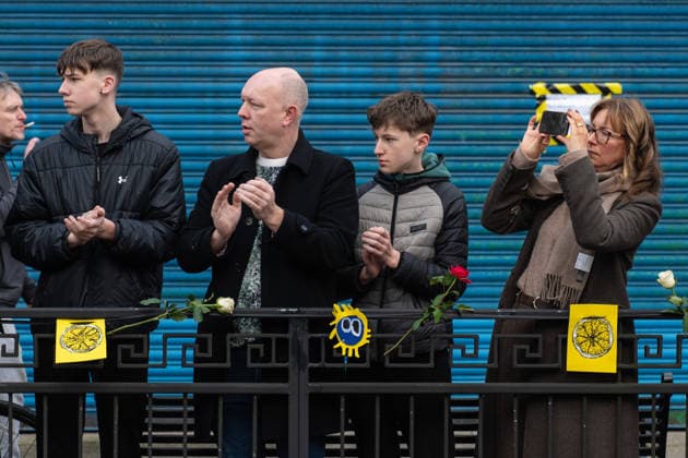 Onlookers applaud as the funeral procession of Gary Mani Mounfield, Bass Player in the Stone Roses and Primal Scream, makes its way through Heaton Moor, Stockport on 22 December 2025. 22 12 2025 Stockport Greater Manchester England Heaton Moor  Copyright: xMattxWilkinsonx