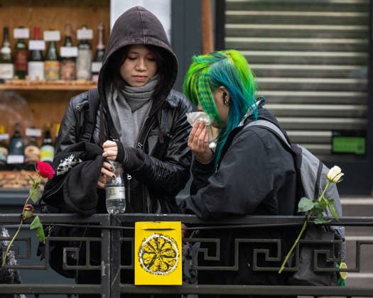 Onlookers at the funeral procession of Gary Mani Mounfield, Bass Player in the Stone Roses and Primal Scream, makes its way through Heaton Moor, Stockport on 22 December 2025. 22 12 2025 Stockport Greater Manchester England Heaton Moor  Copyright: xMattxWilkinsonx