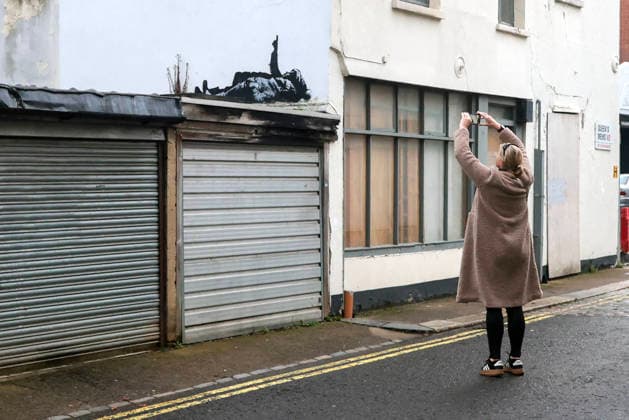 . 22 12 2025. London, United Kingdom. Second Alleged New Banksy Stencil. Unconfirmed by the artist, a second Banksy style stencil, identical to the one at Centre Point, has appeared on a wall Queen s Mews, Bayswater.  xMartynxWheatleyx xi-Imagesx IIM-26470-0019