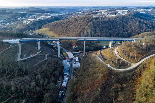 Die neue Rahmedetalbrücke der A 45 wird für den Verkehr freigegeben ** NUR FÜR REDAKTIONELLE ZWECKE ** EDITORIAL USE ONLY **<p>Luftbild der ahmedetalbrücke am 22.12.2025 in Lüdenscheid. Die Brücke wird heute für den Verkehr freigegeben. Foto : Arnulf Stoffel Funke Foto Services < p> Buntes Deutschland NRW Lüdenscheid Copyright: ArnulfxStoffel *** The new Rahmedetal bridge on the A 45 is opened to traffic FOR EDITORIAL PURPOSES ONLY EDITORIAL USE ONLY p Aerial view of the ahmedetal bridge on 22 12 2025 in Lüdenscheid The bridge is opened to traffic today Photo Arnulf Stoffel Funke Foto Services p Colorful Germany NRW Lüdenscheid Copyright ArnulfxStoffel Copyright: ArnulfxStoffel doc83stpbp5un9884xa1sw0 ,EDITORIAL USE ONLY