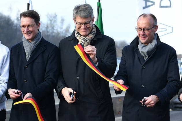 Freigabe der Talbrücke Rahmede am 22.12.2025 in Lüdenscheid Hendrik Wüst ( Ministerpräsident NRW ), Patrick Schnieder ( Bundesverkehrsminister ) und Friedrich Merz ( Bundeskanzler ) durchschneiden ein Band bei der Eröffnung der Rahmedetalbrücke. *** Opening of the Rahmede viaduct on 22 12 2025 in Lüdenscheid Hendrik Wüst Minister-President of North Rhine-Westphalia, Patrick Schnieder Federal Minister of Transport and Friedrich Merz Federal Chancellor cut a ribbon at the opening of the Rahmede viaduct xRx