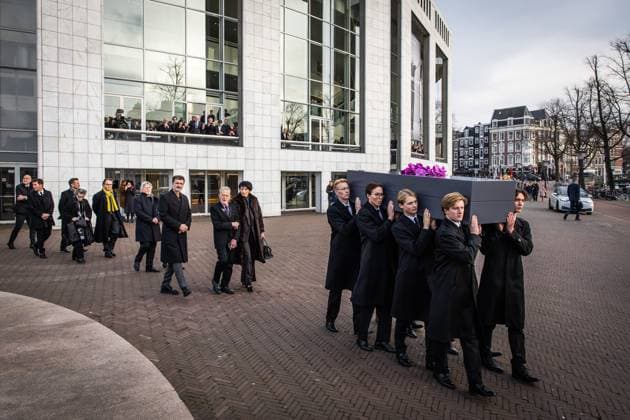 AMSTERDAM The coffin is carried out at the farewell ceremony for Hans van Manen at the Dutch National Opera & Ballet. Choreographer Van Manen has passed away at the age of 93. ANP DINGENA MOL netherlands out - belgium out  Copyright: xx x545585413x originalFilename: 545585413.jpg