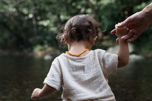 mixed race child walking in nature Townsville, Queensland, Australia CR_PIDODS251219C-1870495-01 ,model released, Symbolfoto