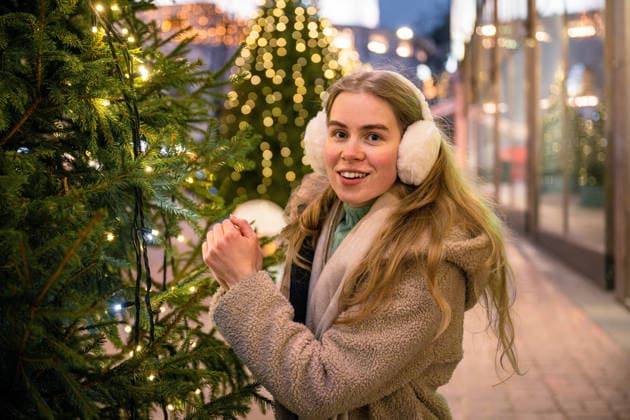 Young woman posing at Christmas winter market in Helsinki Helsinki, Uusimaa, Finland CR_PJJZ251217C4-1911233-01 ,model released, Symbolfoto