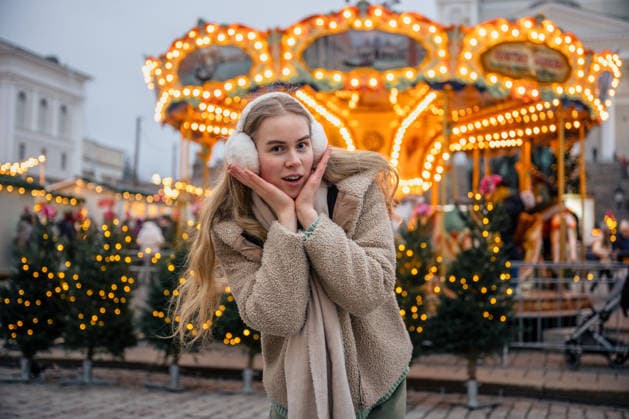 woman posing at Christmas carousel at market in Helsinki, Finland Helsinki, Uusimaa, Finland R_PJJZ251217C4-1911153-01 ,model released, Symbolfoto