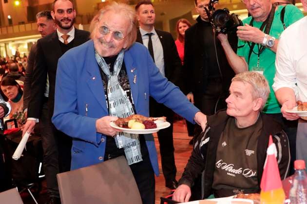 22.12.2025, Frank Zander serviert Gans Frank Zanders 31. Weihnachtsfeier für Obdachlose und Bedürftige im Hotel Estrel in Berlin, Berlin Deutschland, Germany