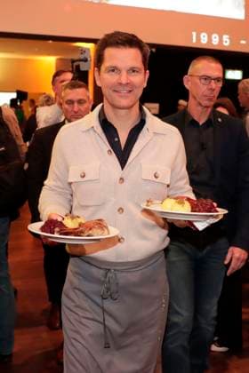 22.12.2025, Steffen Krach, serviert Gans, Frank Zanders 31. Weihnachtsfeier für Obdachlose und Bedürftige im Hotel Estrel in Berlin, Berlin Deutschland, Germany