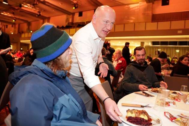 22.12.2025, Kai Wegner, serviert Gans, Frank Zanders 31. Weihnachtsfeier für Obdachlose und Bedürftige im Hotel Estrel in Berlin, Berlin Deutschland, Germany