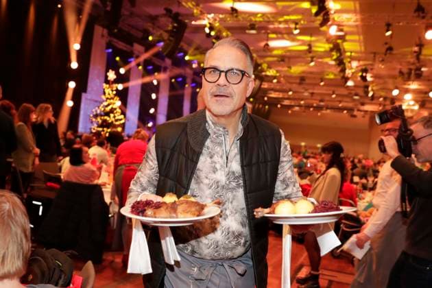 22.12.2025, Karsten Speck, serviert Gans, Frank Zanders 31. Weihnachtsfeier für Obdachlose und Bedürftige im Hotel Estrel in Berlin, Berlin Deutschland, Germany